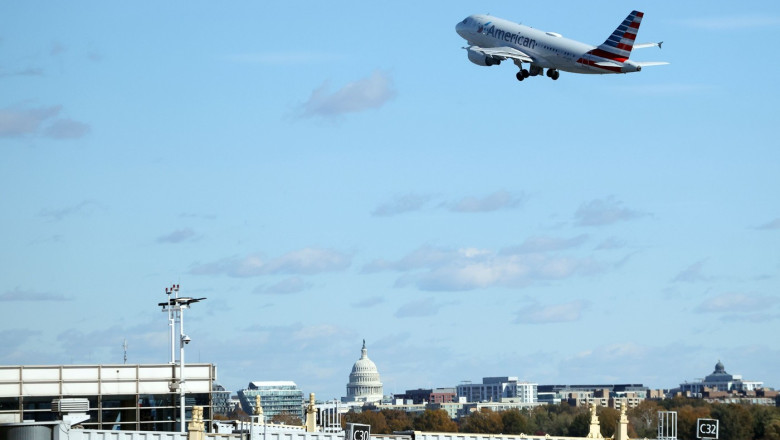 avion in zbor si casa alba in fundal