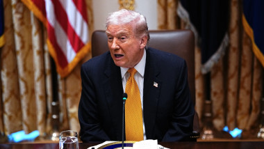 d trump la un pranz de lucru, cu tacamuri pe masa