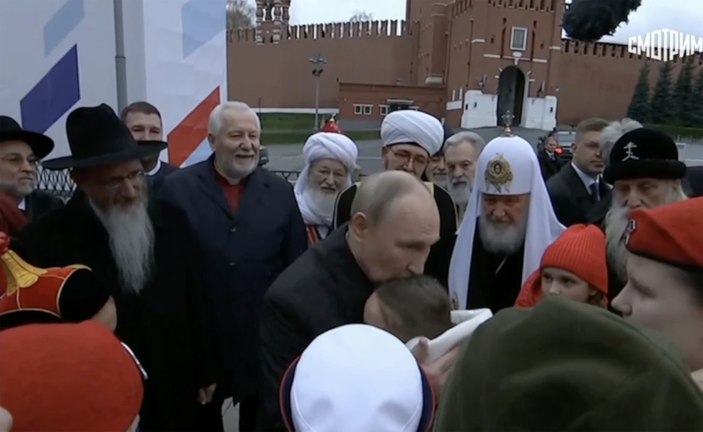 Putin, confruntat în Piața Roșie de o fetiță de 11 ani: „Unchiul meu a fost rănit, dar îl trimit înapoi pe front”