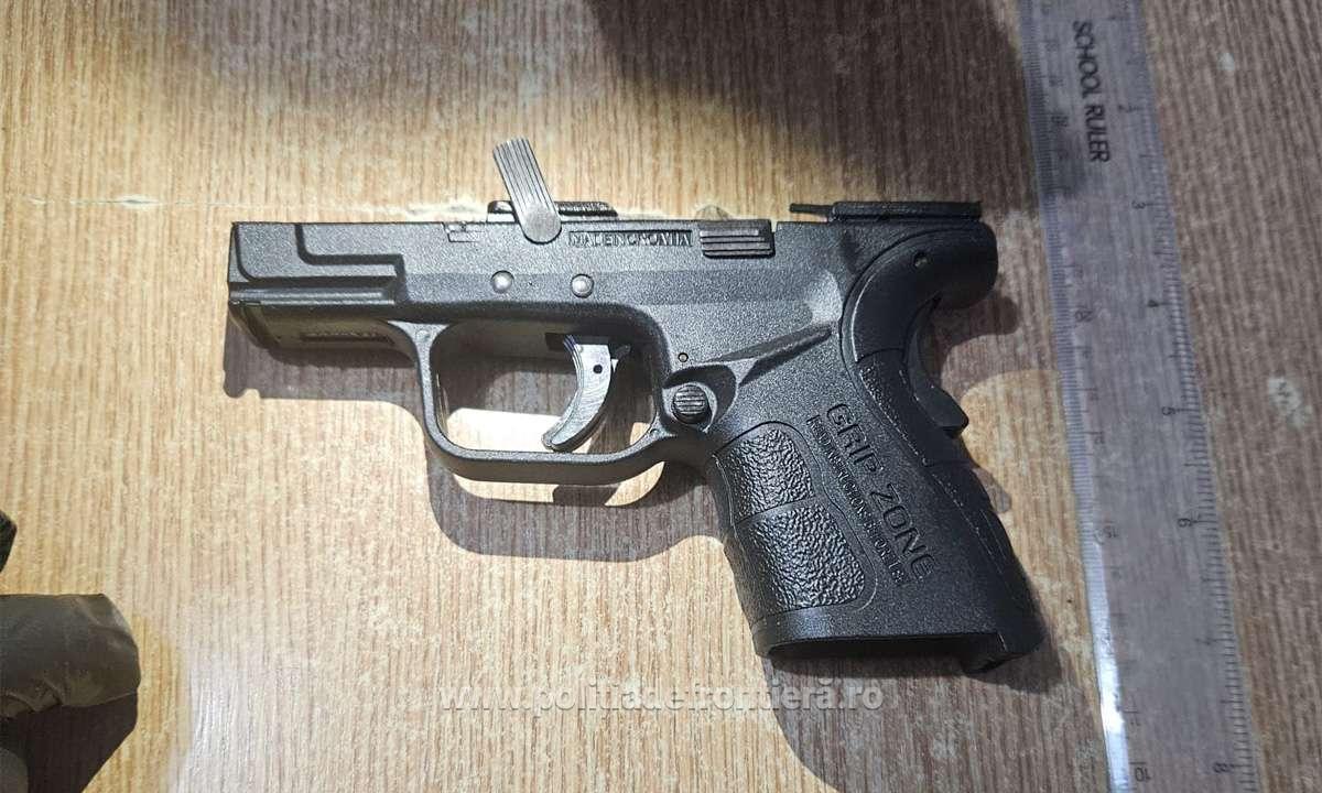 131 de pistoale, peste 600 kg de tutun și sute de mii de țigări, descoperite într-un autocamion care voia să intre în țară