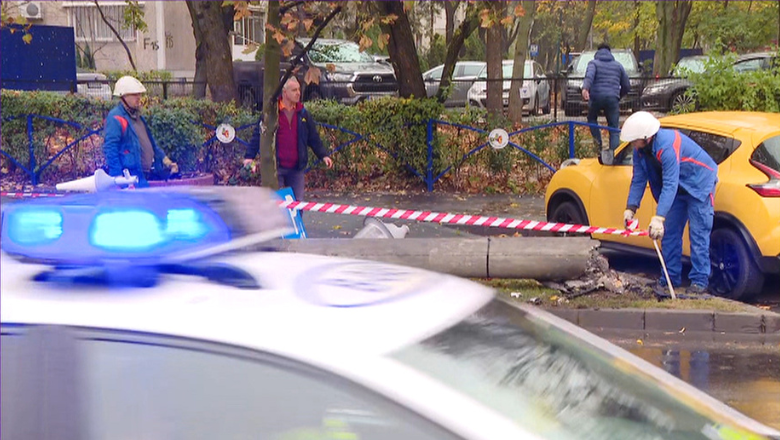 Accident grav în București: un stâlp de electricitate s-a prăbușit pe bulevard, după ce o mașină l-a lovit în plin. O persoană rănită