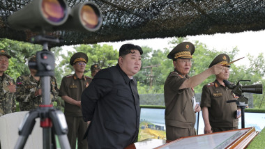 kim jong un si generali pe un camp de tragere
