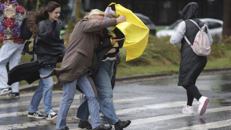Ploi și vânt puternic în weekend: meteorologii anunță care sunt zonele afectate. De când se încălzește vremea