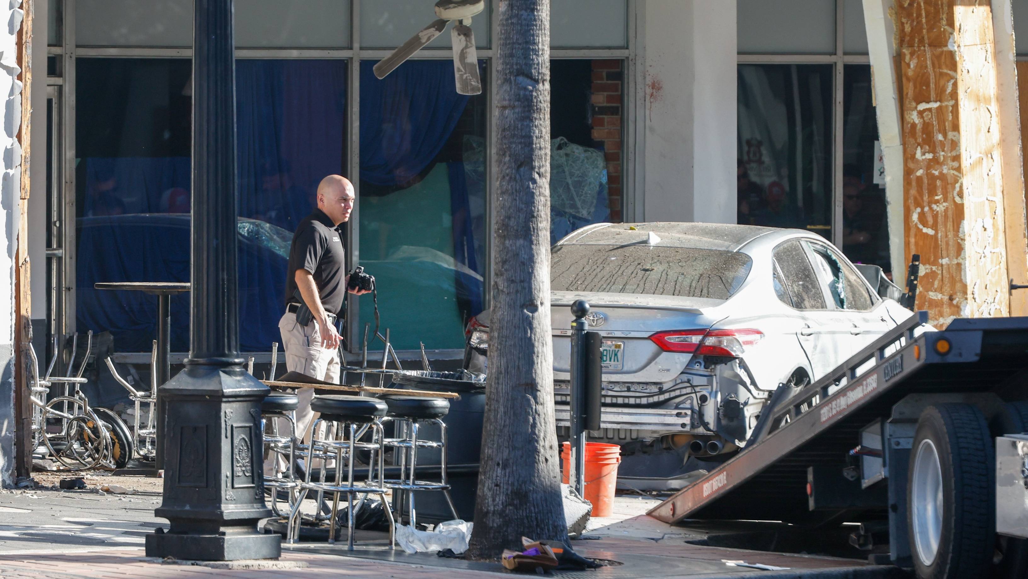 „O tragedie fără sens”. O mașină care fugea de poliție a intrat într-un bar din Tampa, Florida: 4 morți și 11 răniți