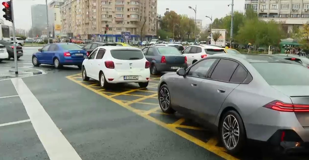 Marcaje rutiere noi în intersecțiile aglomerate din București, ignorate de șoferi. Ce riscă cei care nu le respectă