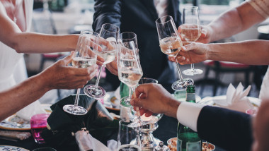 pahare de sampanie la nuntă