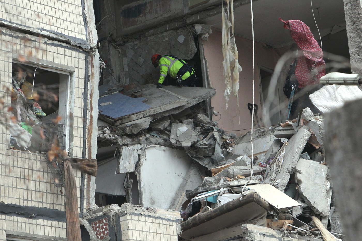 Șase oameni au murit după unul dintre cele mai ample atacuri ale Rusiei asupra infrastructurii energetice din Ucraina