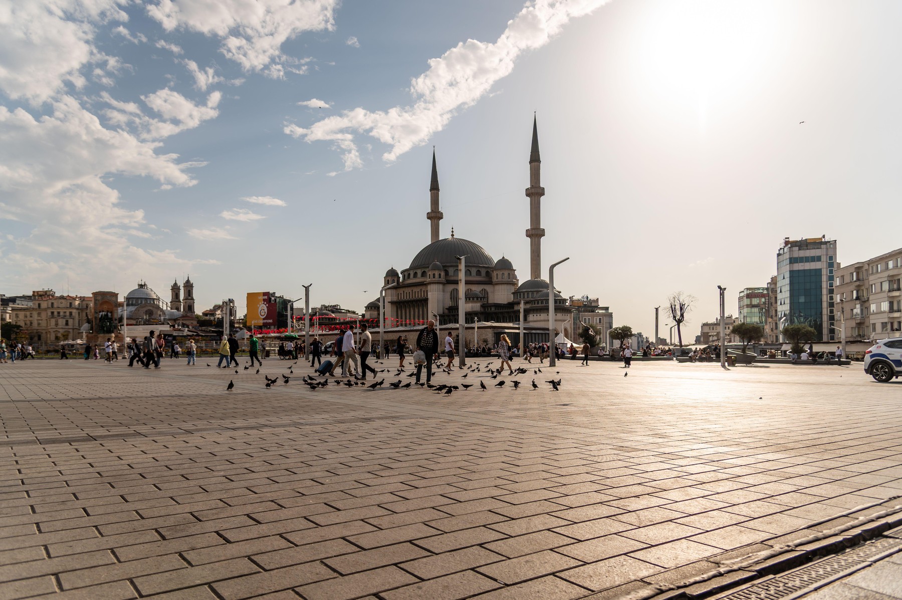 Doi români au fost răniți la Istanbul, într-un atac armat în Piața Taksim, sâmbătă noapte