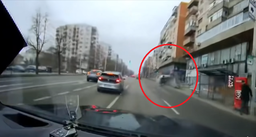 Accident grav în Iași: O femeie a pierdut controlul mașinii și s-a răsturnat pe trotuar după o manevră periculoasă a altui șofer