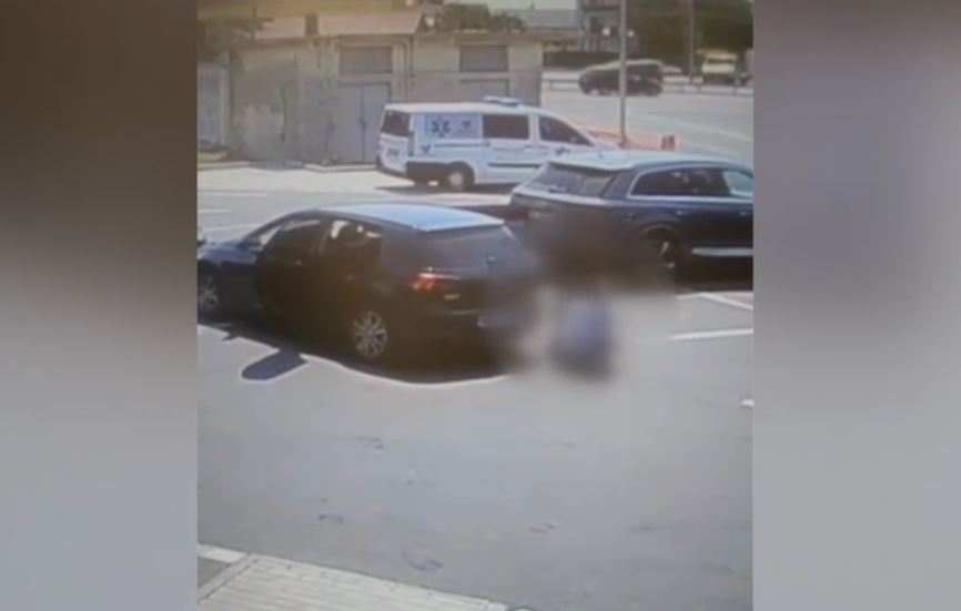 Momentul în care o tânără este scoasă din maşină, lovită şi răpită, în Dâmbovița. Cine sunt cei doi agresori