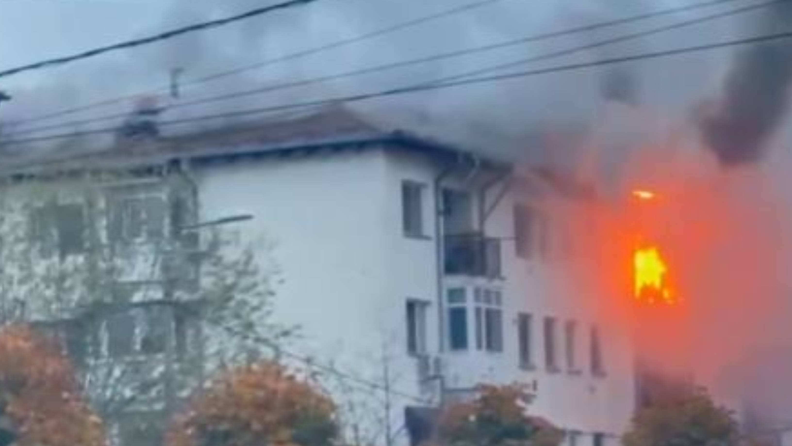 Incendiu de proporții la un bloc ANL din Craiova: mai mulți locatari s-au evacuat