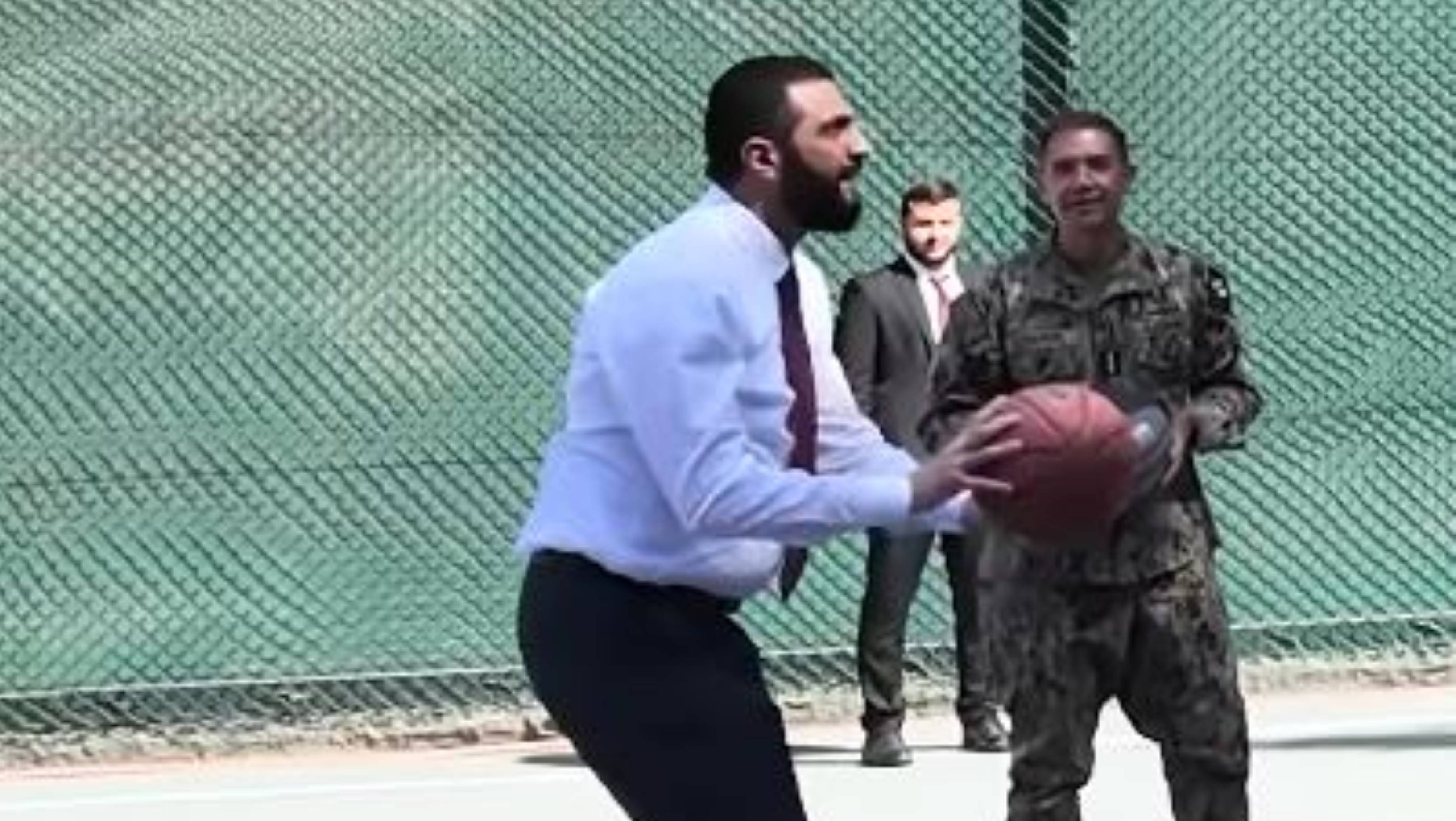 „Munciţi din greu, distraţi-vă şi mai mult”. Imagini cu Ahmad al-Sharaa jucându-se baschet cu doi ofițeri ai armatei americane