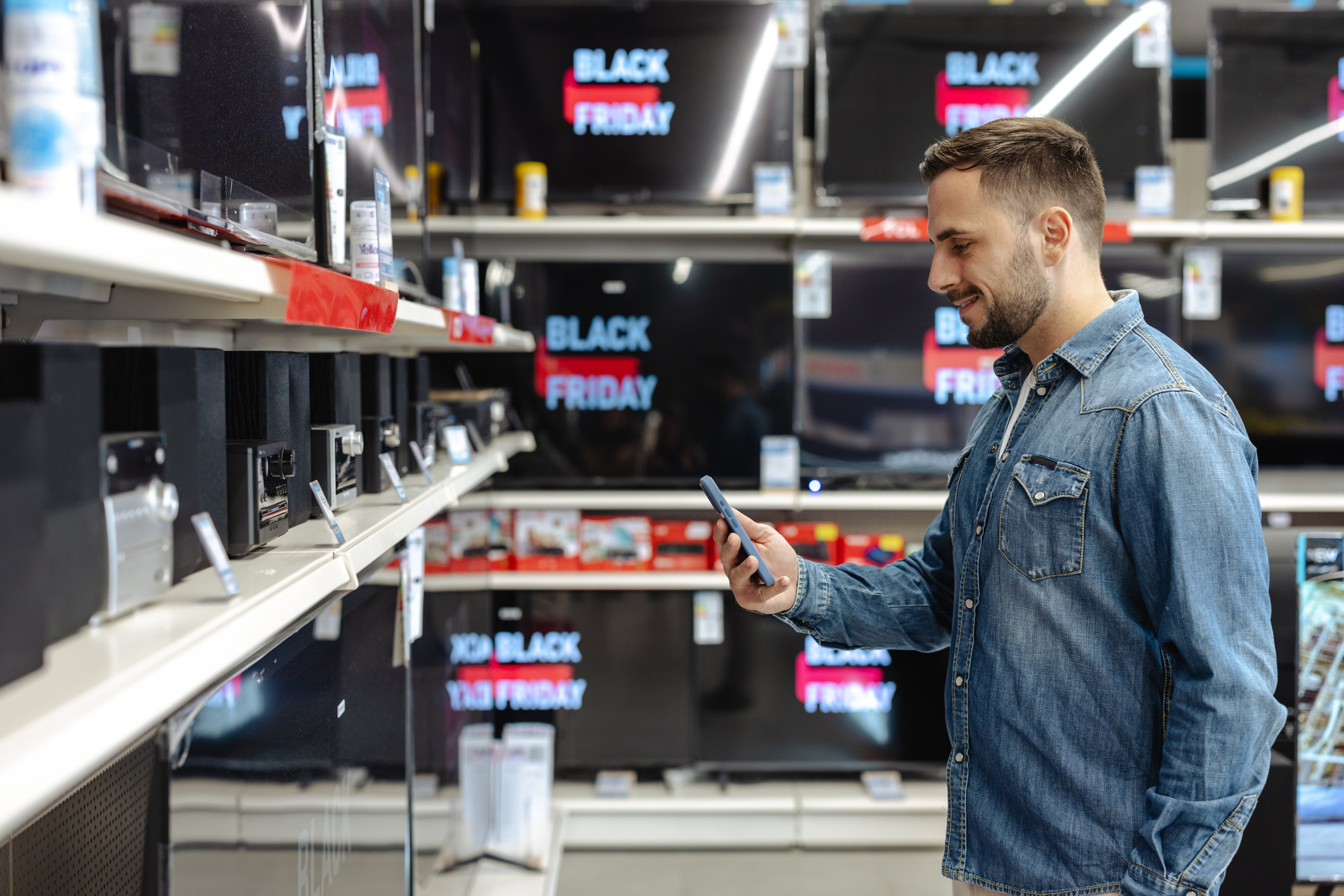 Black Friday, cu buzunarele goale. Ce buget alocă românii în acest an pentru „oferte”. Vânzător: „Există o oarecare emoție în piață”