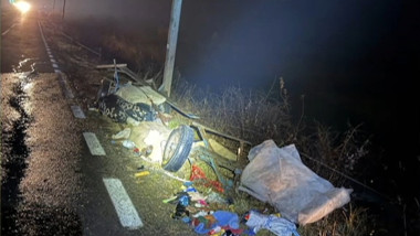 Un bebeluș a murit și mai multe persoane au ajuns la spital, după ce o mașină a izbit în plin o căruță nesemnalizată.