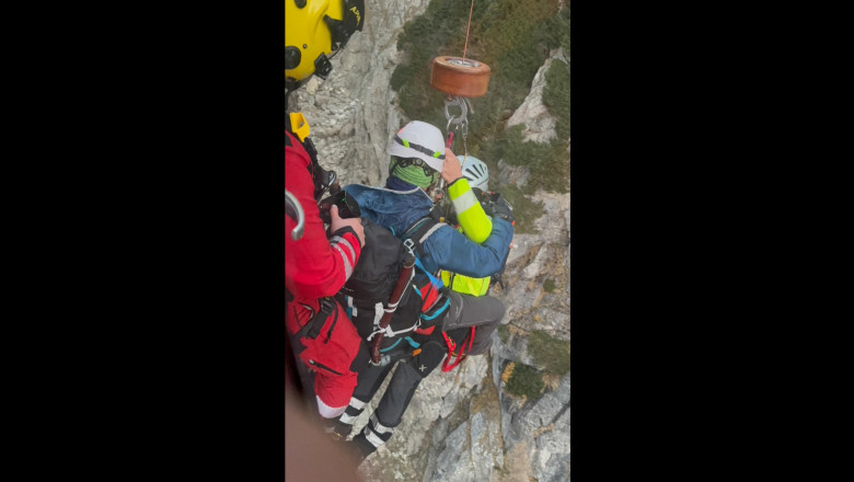 VIDEO  Misiune de salvare contracronometru. Turist, salvat în ultima clipă de elicopterul Salvamont
