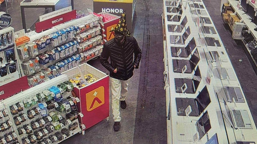Un bărbat, costumat în vrăjitor, a spart un magazin din Timiș. Trucul prin care a dispărut cu un laptop de peste 10.000 de lei