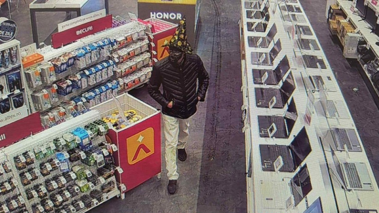 VIDEO  Un bărbat, costumat în vrăjitor, a spart un magazin din Timiș. Trucul prin care a dispărut cu un laptop de peste 10.000 de lei