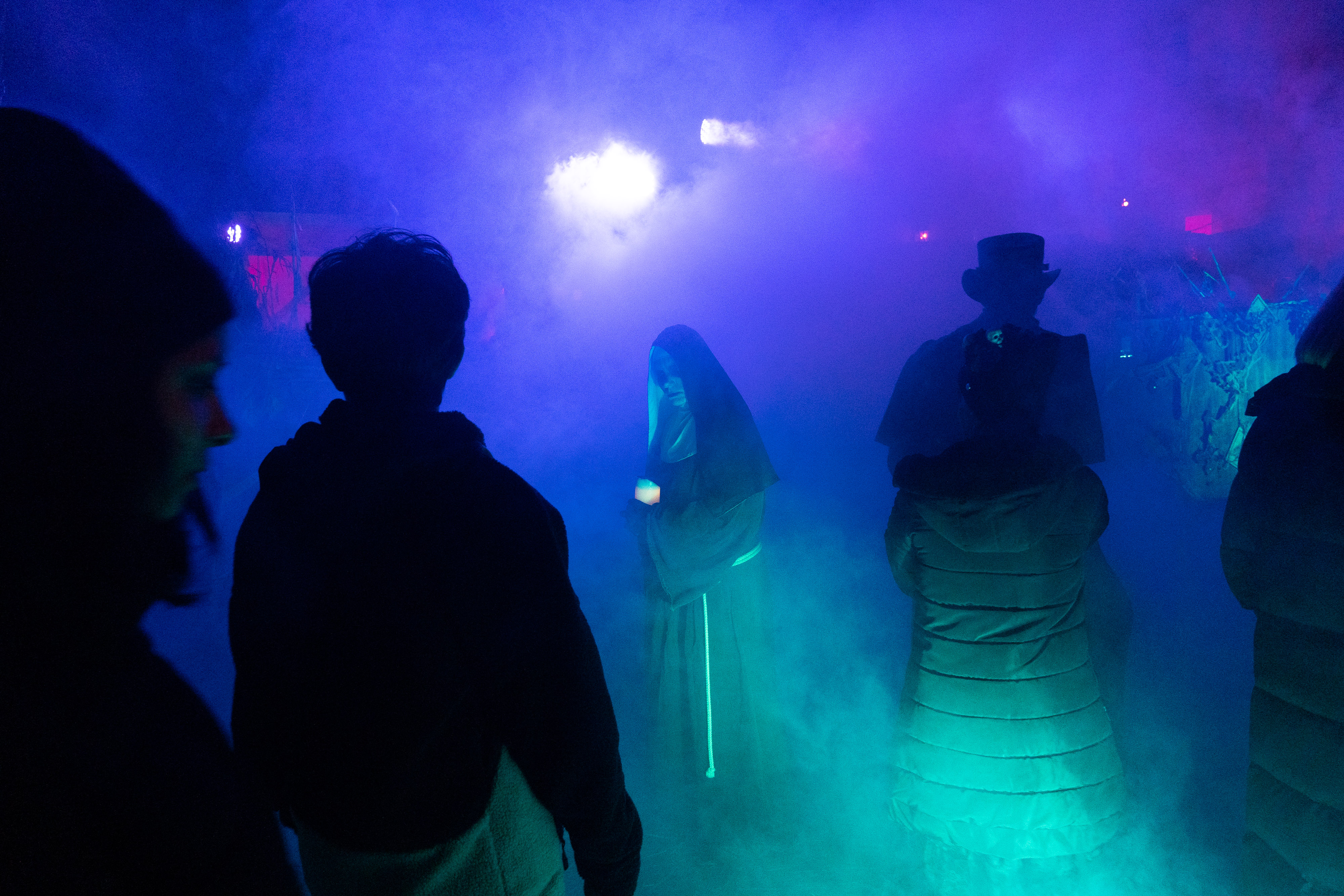 Mai mulți participanți la o petrecere uriașă de Halloween, în Germania, au leșinat brusc. Ipoteza unui drog periculos, luată în calcul