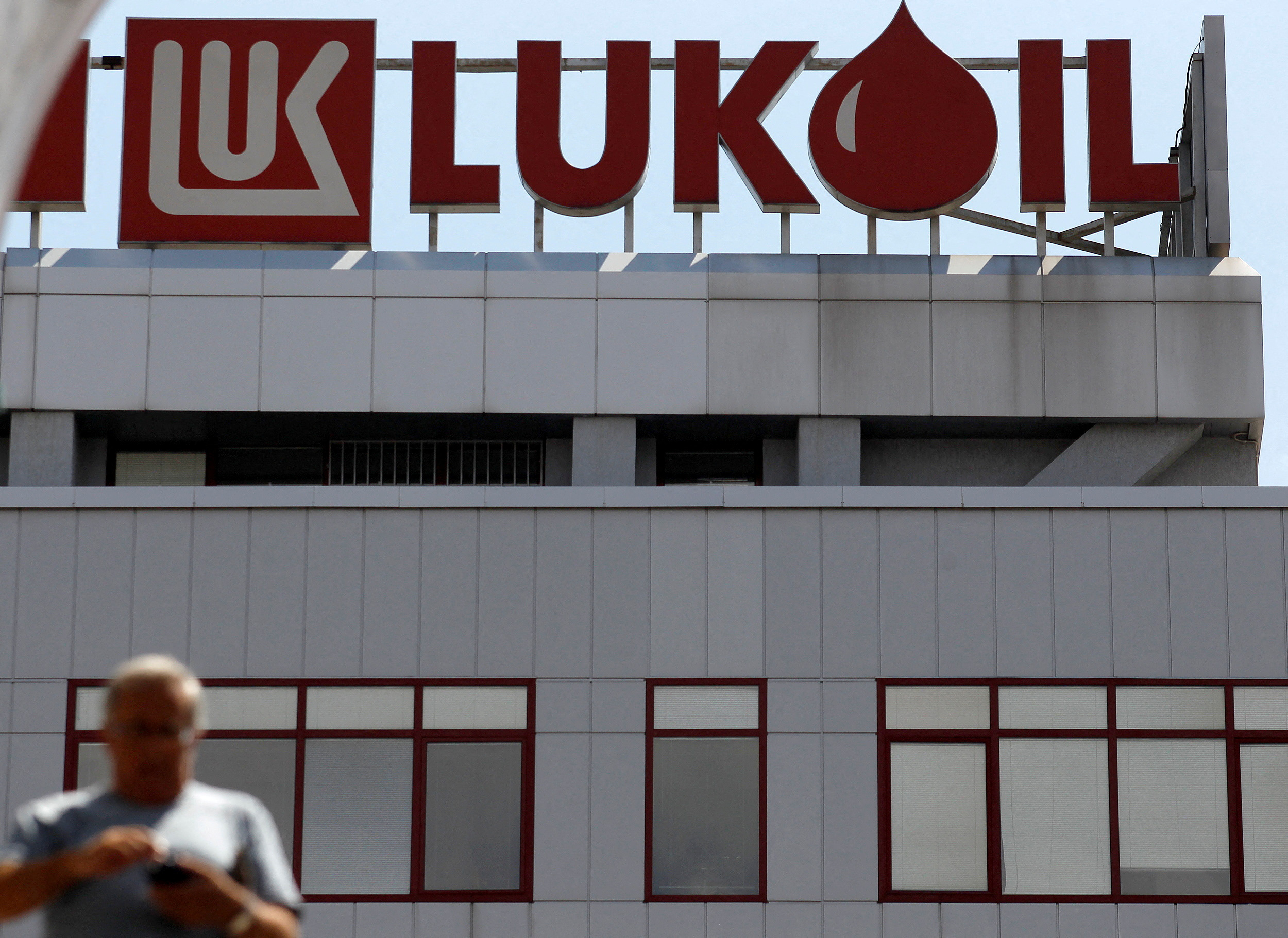 Bulgaria suspendă temporar exporturile de combustibil către UE din cauza sancțiunilor impuse Lukoil de Statele Unite