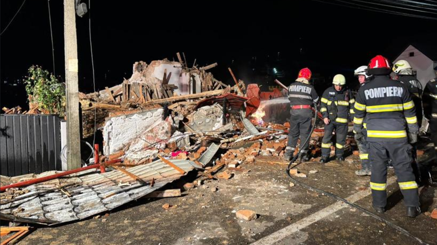 Explozie urmată de incendiu într-o locuință din Dej: bărbat găsit mort sub dărâmături. Bubuitura s-a auzit de la câțiva km distanță