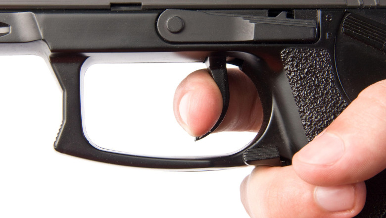 Un tânăr din Botoșani s-a lăudat cu un pistol pe reţelele sociale. Ce au găsit polițiștii la percheziție