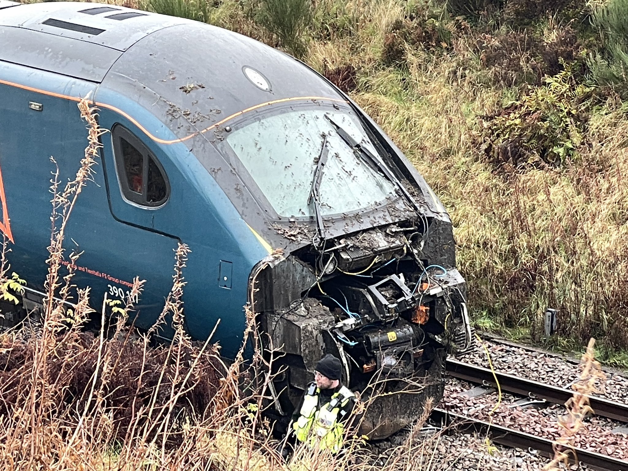 Patru persoane au fost rănite după ce un tren a deraiat din cauza unei alunecări de teren în Marea Britanie