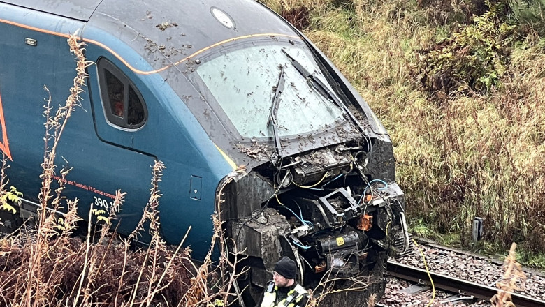 VIDEO  Patru persoane au fost rănite după ce un tren a deraiat din cauza unei alunecări de teren în Marea Britanie