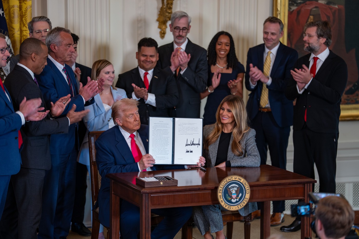 Scenă neobișnuită la Casa Albă: Melania Trump a semnat un ordin executiv alături de soțul ei