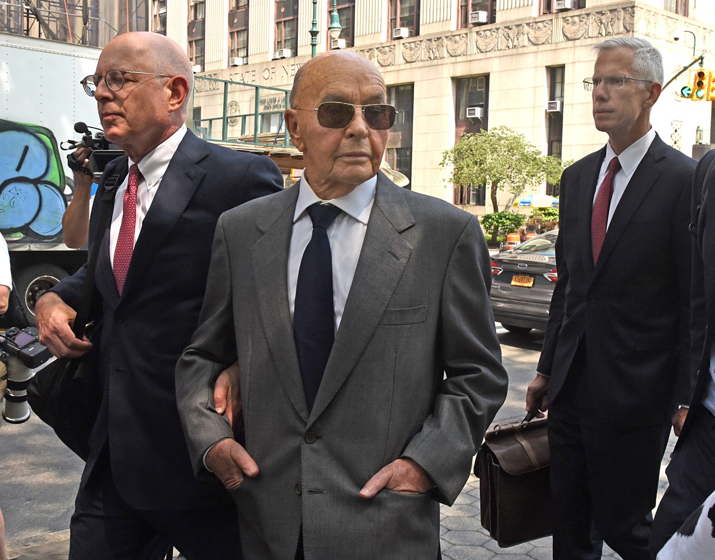După Rudy Giuliani și Changpeng Zhao, Trump îl grațiază și pe miliardarul Joe Lewis, fostul proprietar al clubului Tottenham