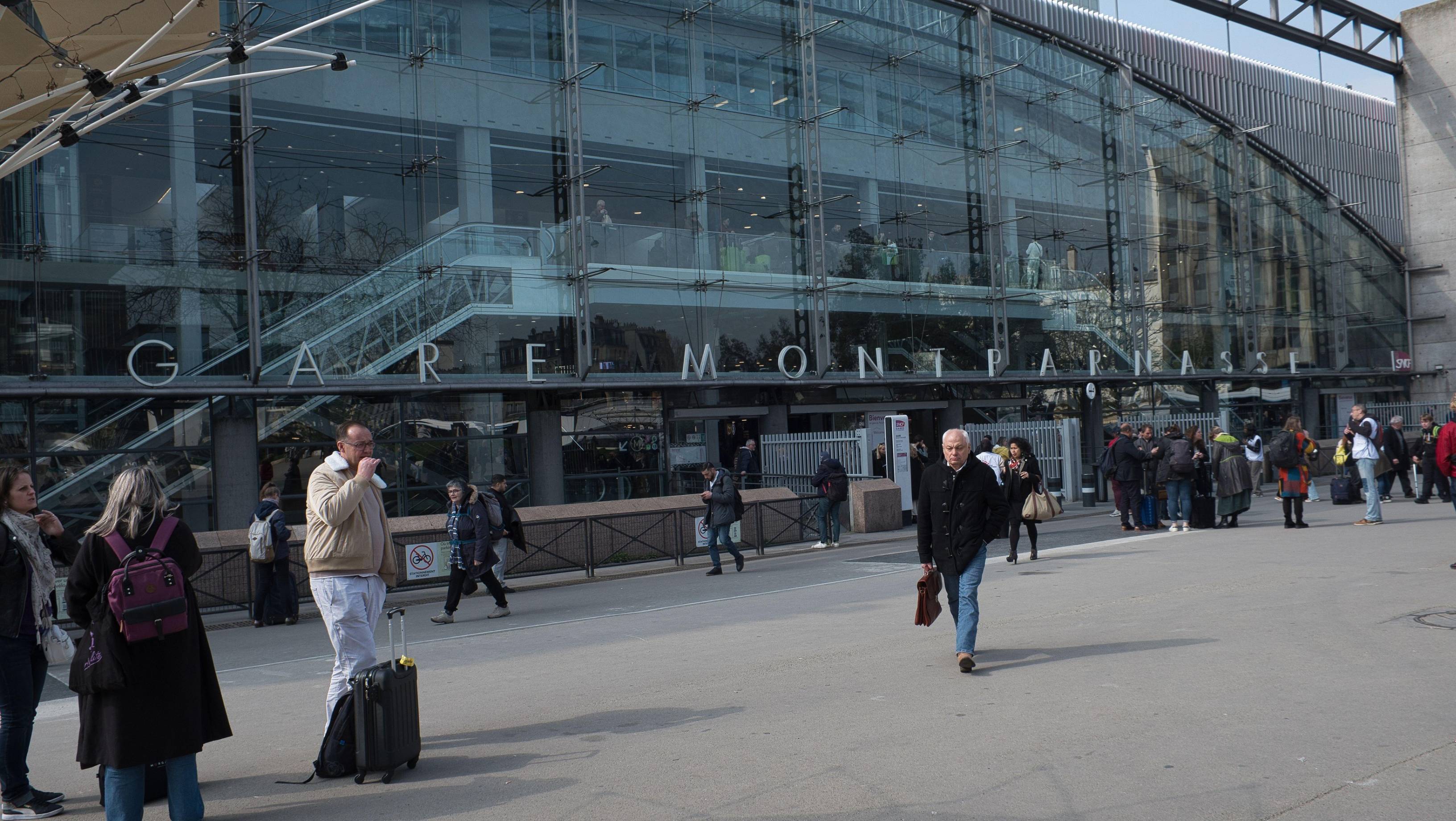 Alertă în gara Montparnasse din Paris: un bărbat a fost împușcat, după ce a încercat să atace polițiștii cu un cuțit