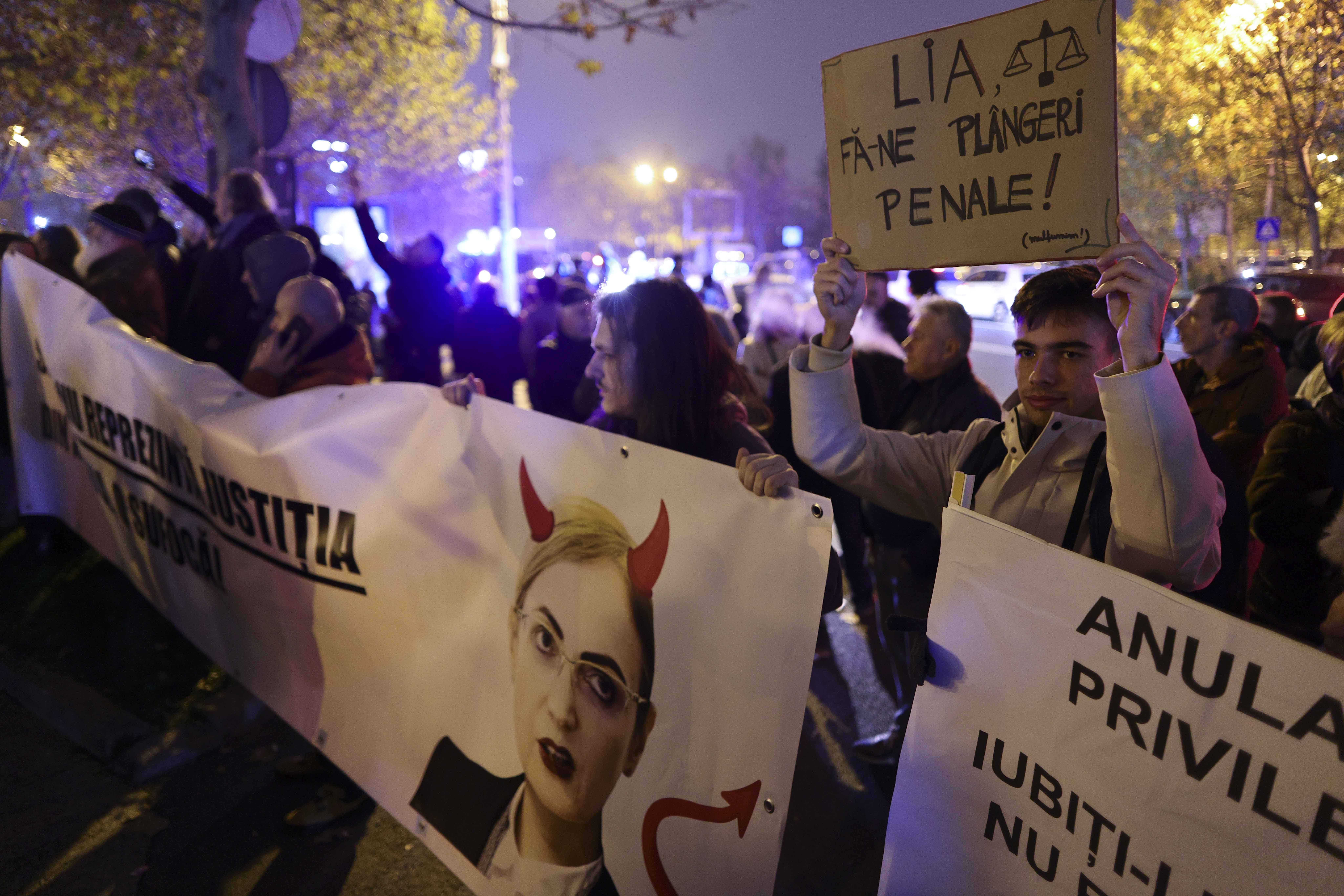 Demonstrație în fața ÎCCJ, împotriva Liei Savonea: „Vrem justiția corectă înapoi. Decizii greșite, cimitire ticsite”