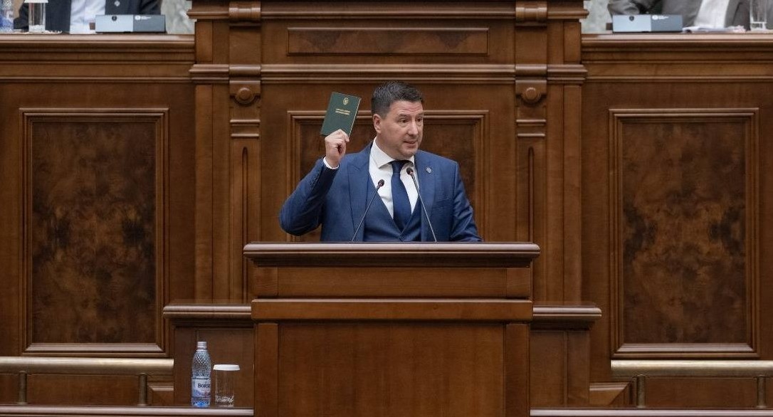 Un senator ales pe listele SOS este acuzat că a furat un rucsac în care erau 1.500 de lei și o tabletă