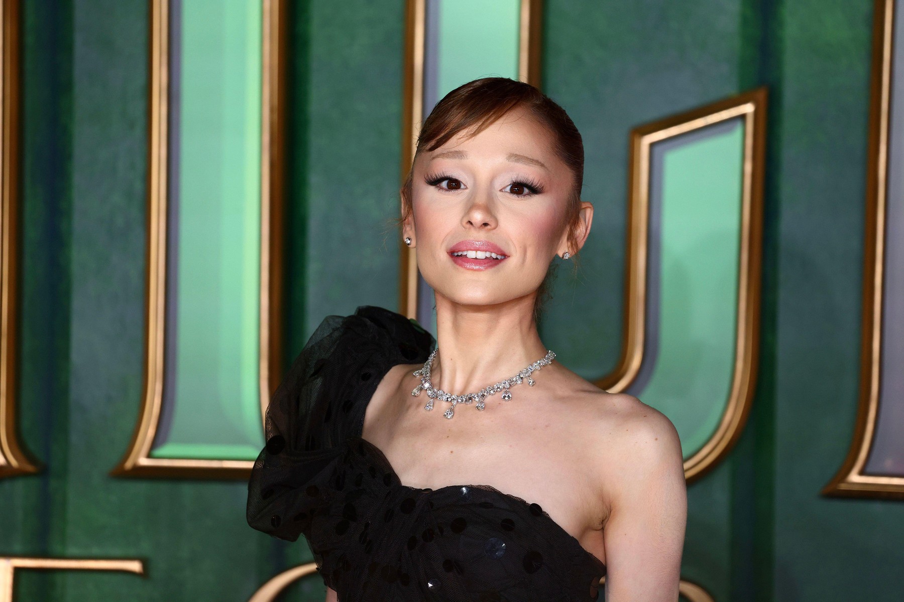 Bărbatul care a bruscat-o pe Ariana Grande la premiera filmului „Wicked 2” a fost pus sub acuzare. Ce pedeapsă riscă acesta