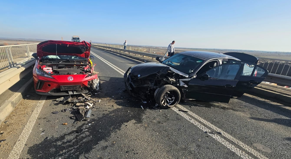 Accident mortal pe DN6: O pacientă a decedat după ce un șofer a intrat pe contrasens și a lovit frontal o ambulanță privată