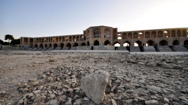 Râu secat în Iran.