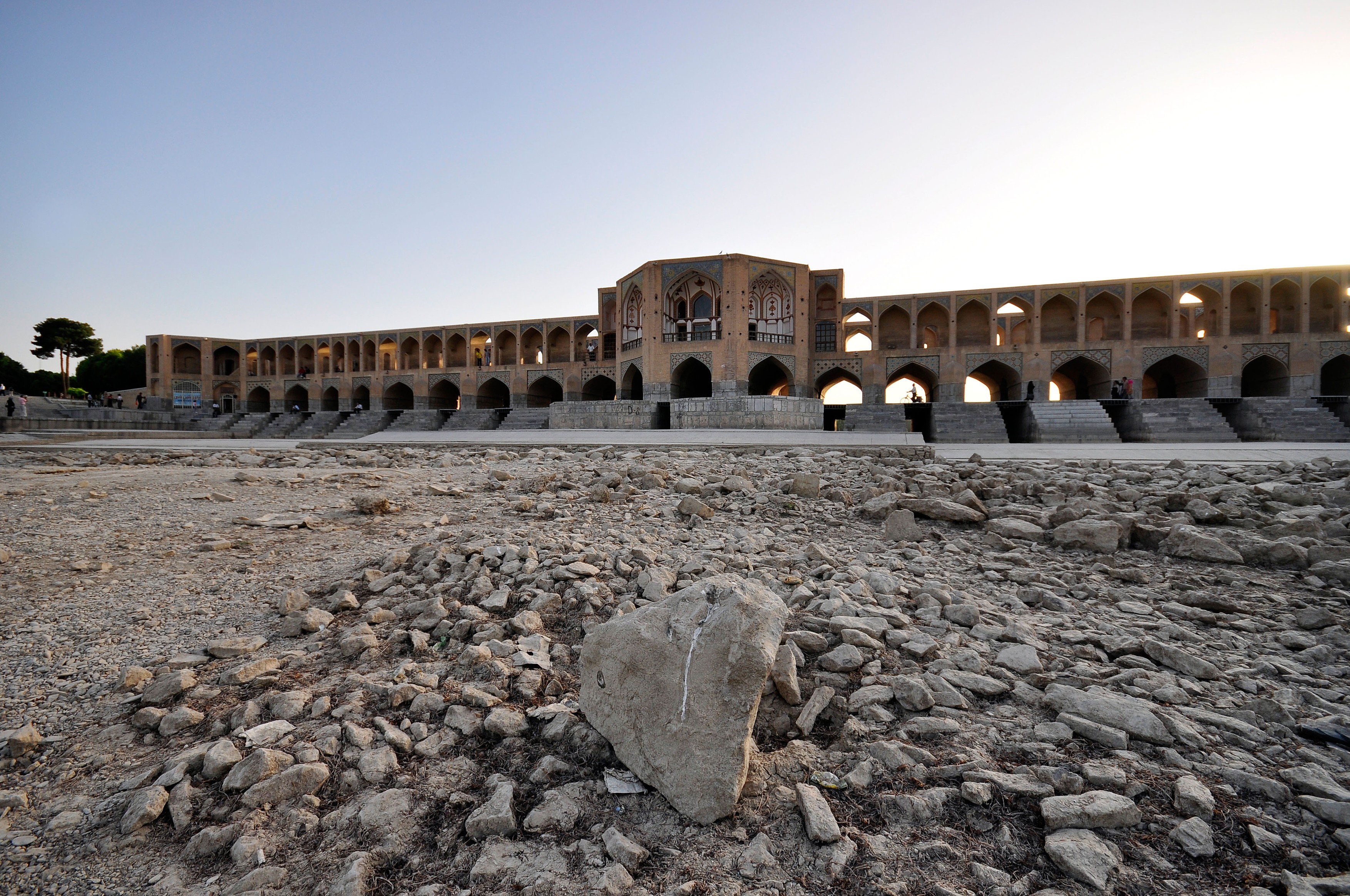 Iranul încearcă să provoace ploaia: a însămânțat norii, în speranța că va scăpa de cea mai gravă secetă din ultimii 50 de ani