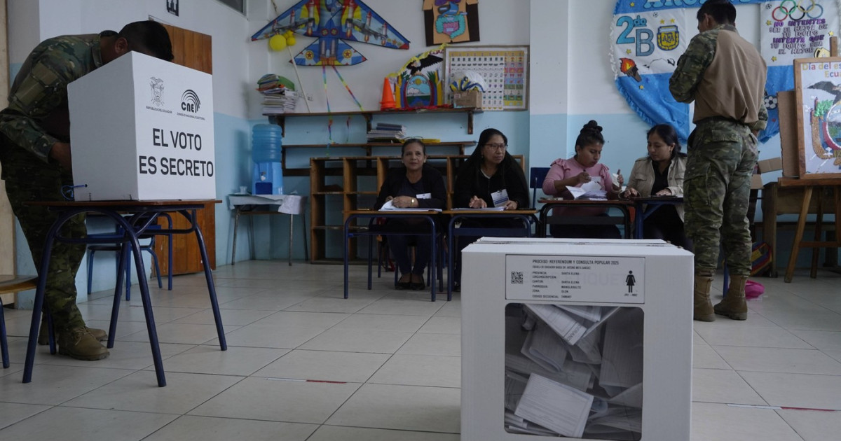 Ecuadorienii au respins la referendum propunerile ca ţara să găzduiască baze militare străine şi să rescrie constituţia