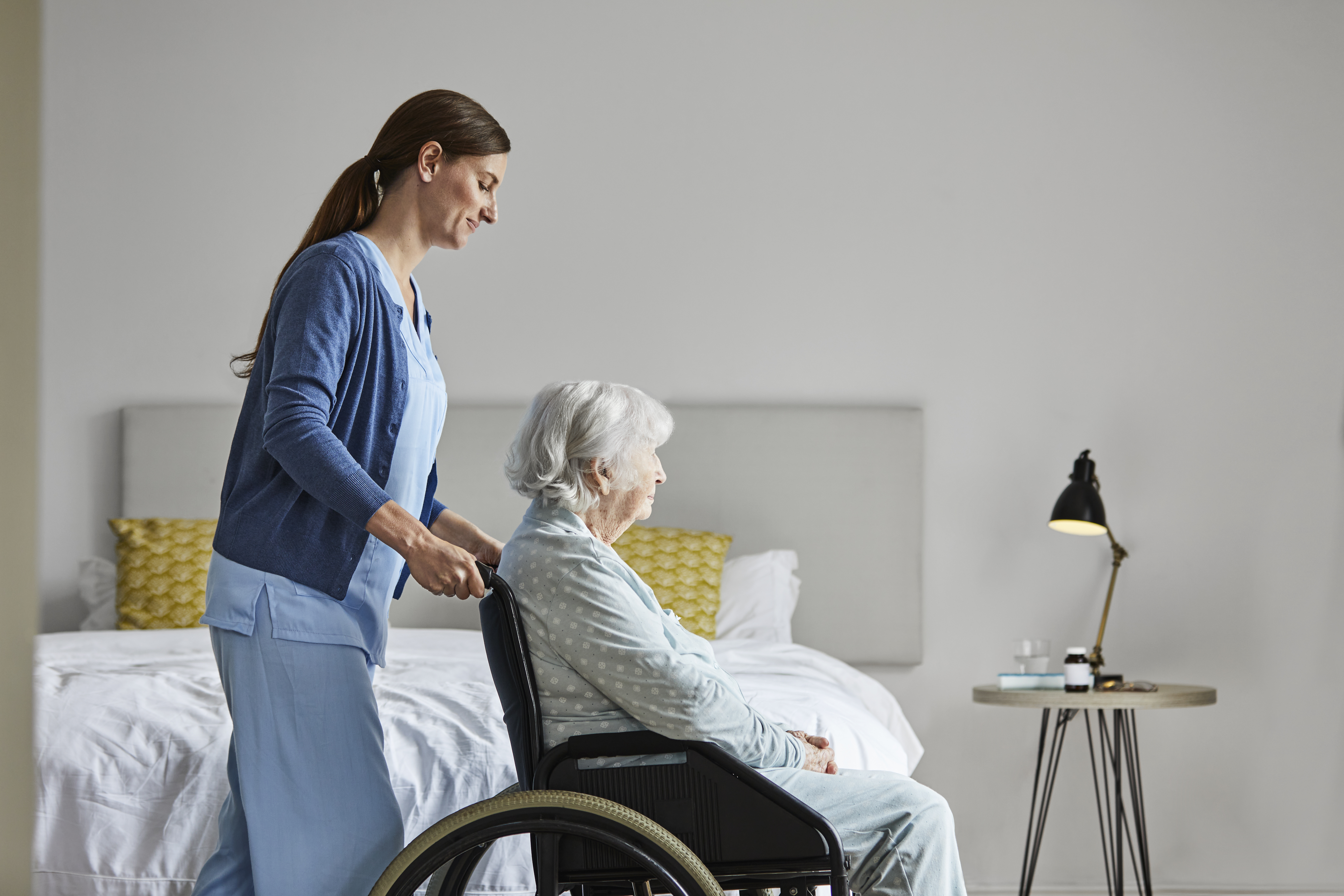 Îngrijiri medicale la domiciliu pentru neasigurați: Ce include pachetul minimal CNAS. Ce servicii primesc persoanele asigurate