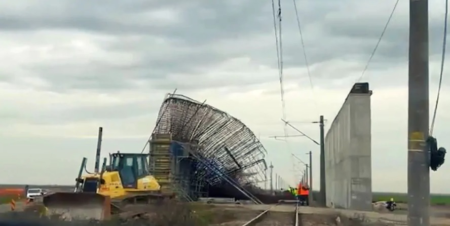 Trafic oprit între Timişoara şi Arad după ce structura unui pasaj rutier a căzut pe liniile de cale ferată. Trei trenuri afectate