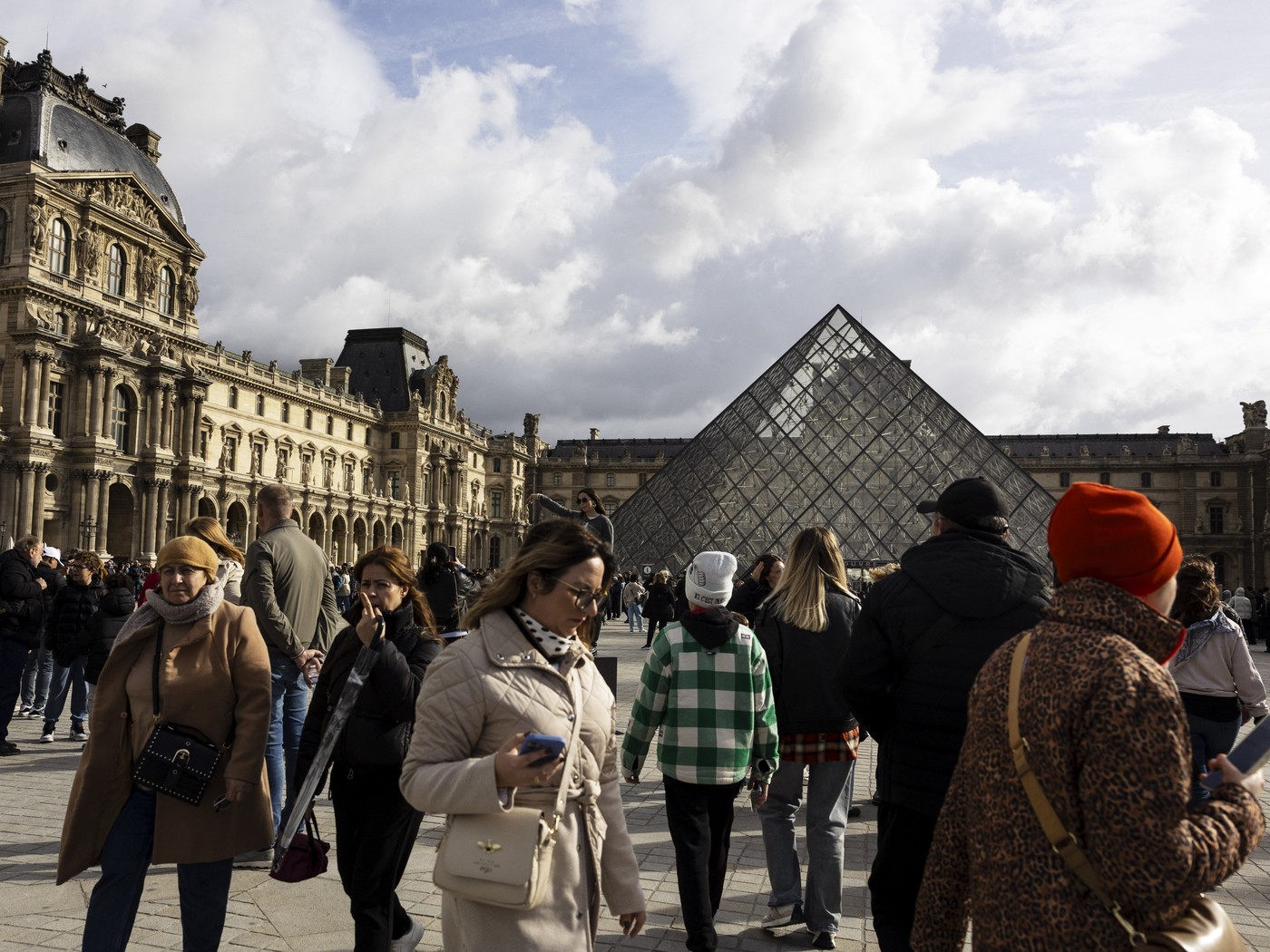 Luvru închide Galeria Campana de ceramică grecească. Motivul deciziei luate de muzeu
