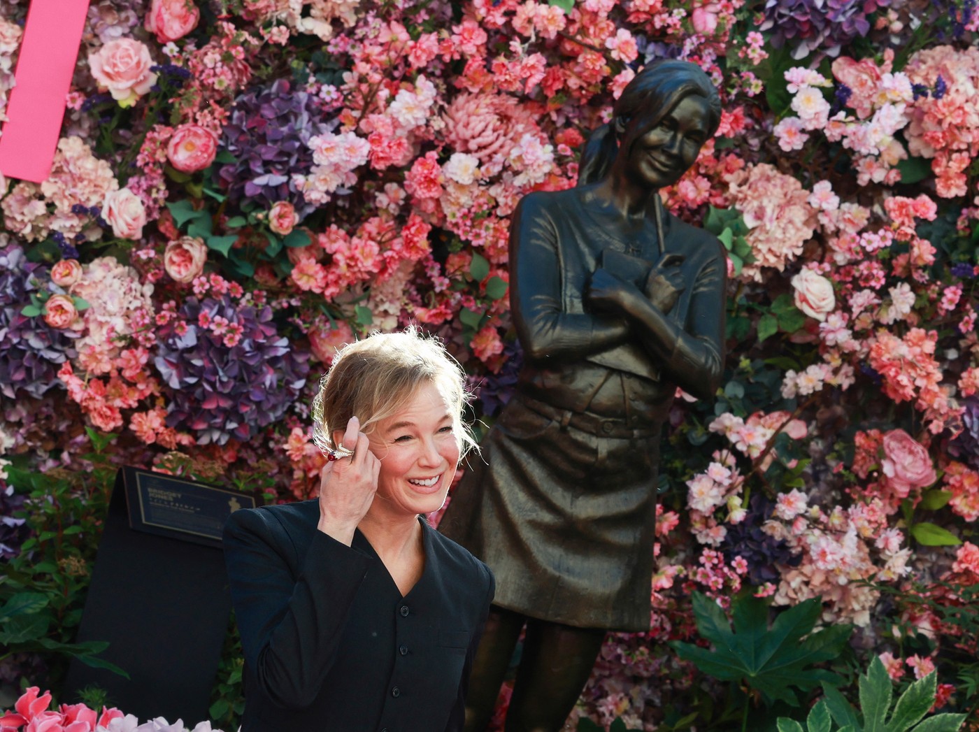 Statuie pentru Bridget Jones la Londra, la 25 de ani de la primul film. Reacția actriței Renée Zellweger