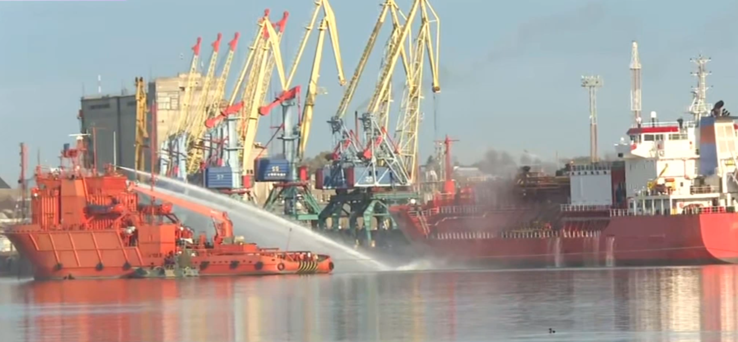 Incendiu pe o navă cu GPL de pe Dunăre. Locuitorii evacuați din Ceatalchioi se vor întoarce. Raed Arafat: Există un risc în continuare