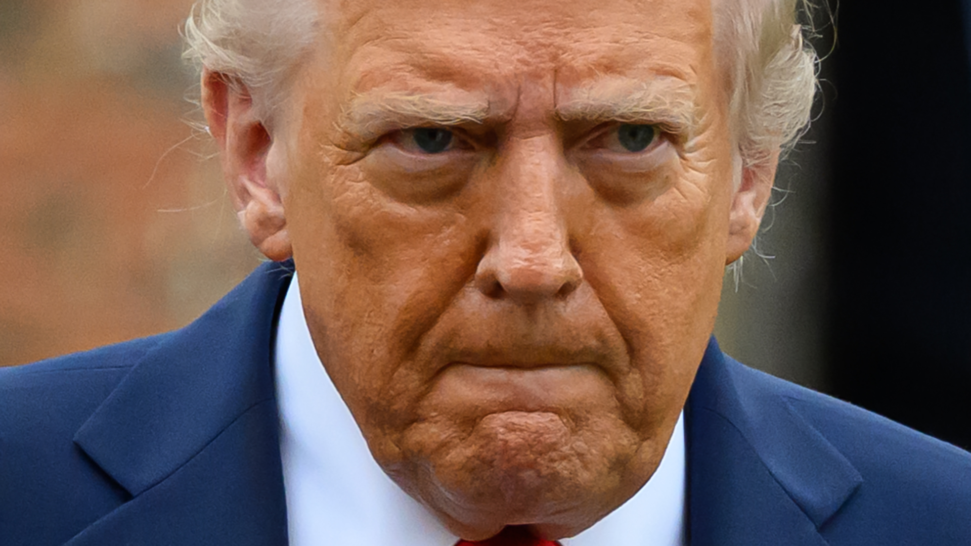 Donald Trump a rămas fără voce după ce a țipat în timpul unei discuții despre comerț. „Unii oameni sunt proști. M-am enervat”