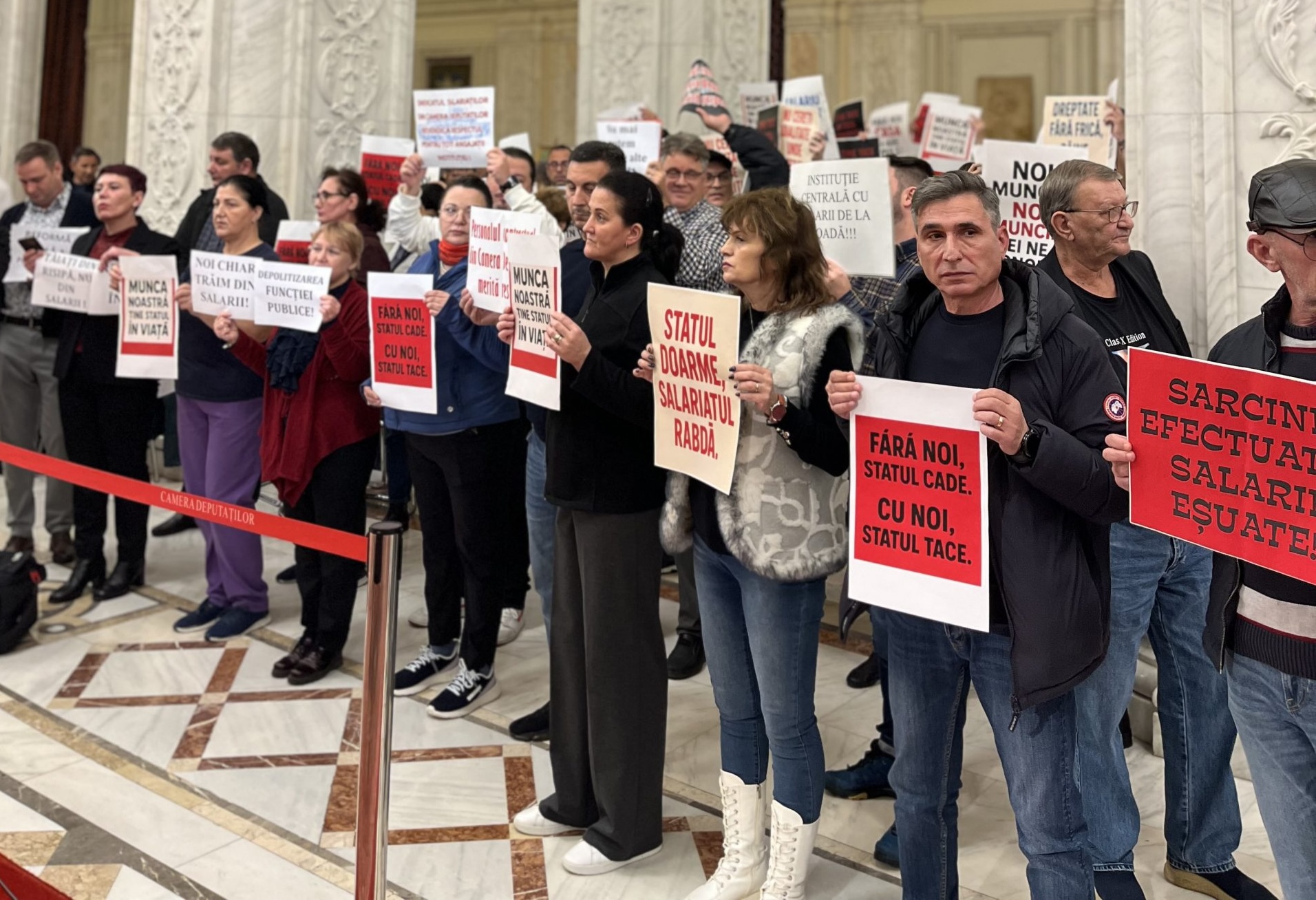 Protest al angajaților din Parlament, nemulțumiți de tăierile de salarii. Ministrul Dezvoltării îi asigură că nu vor fi afectați