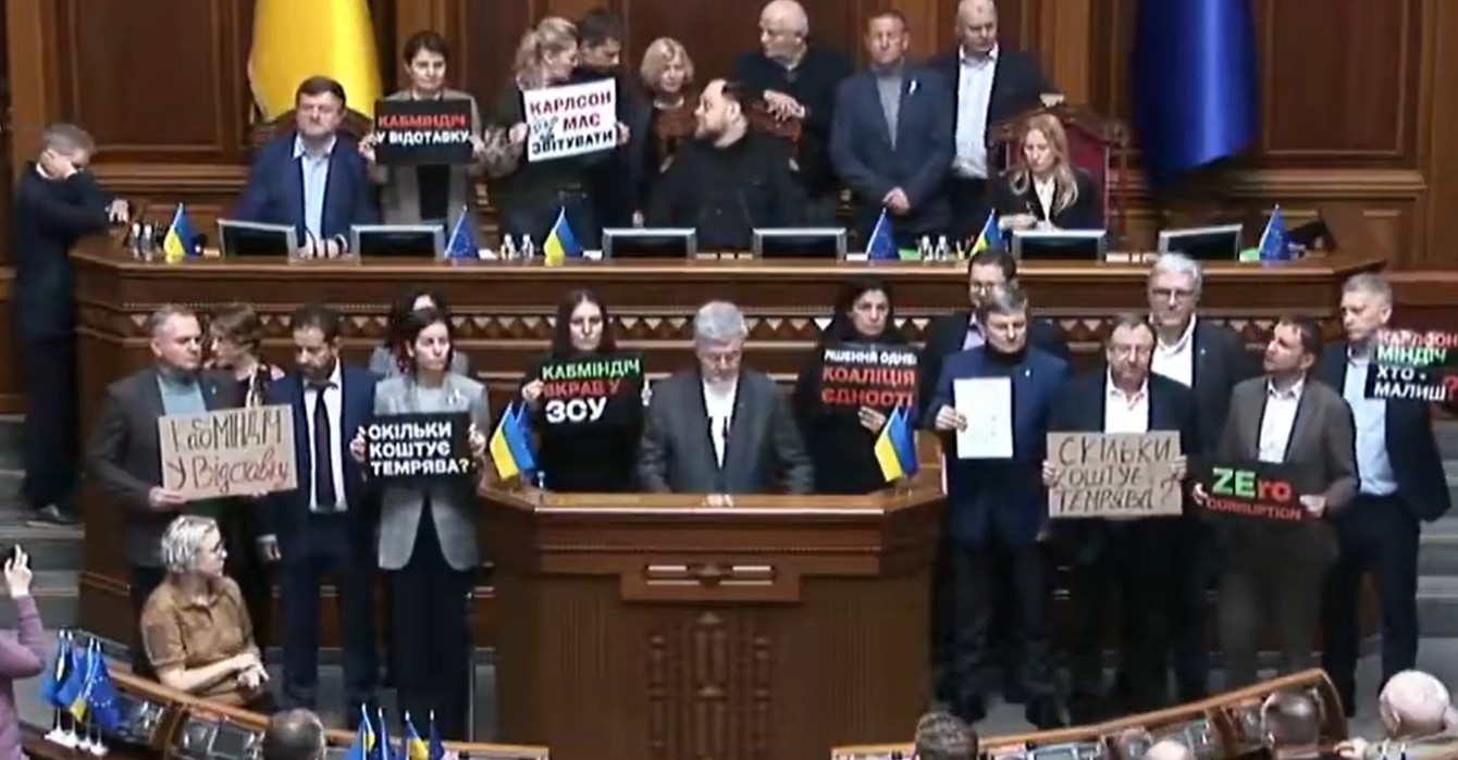 Scandal uriaș în Parlamentul de la Kiev. Opoziția a blocat tribuna oficială și a cerut demisia Guvernului