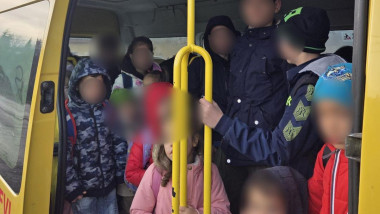 microbuz scolar supraaglomerat cu elevi