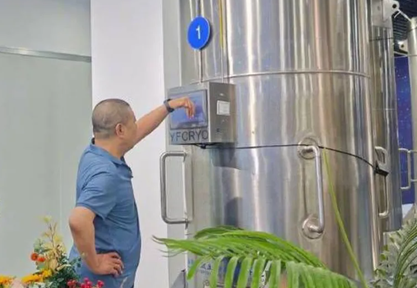 Primul chinez care și-a criogenat soția stârnește controverse, după ce a recunoscut că are o nouă iubită