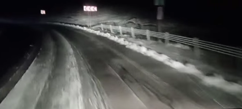 Drumarii intervin în zonele montane, pentru curăţarea șoselelor: la altitudini mari ninge