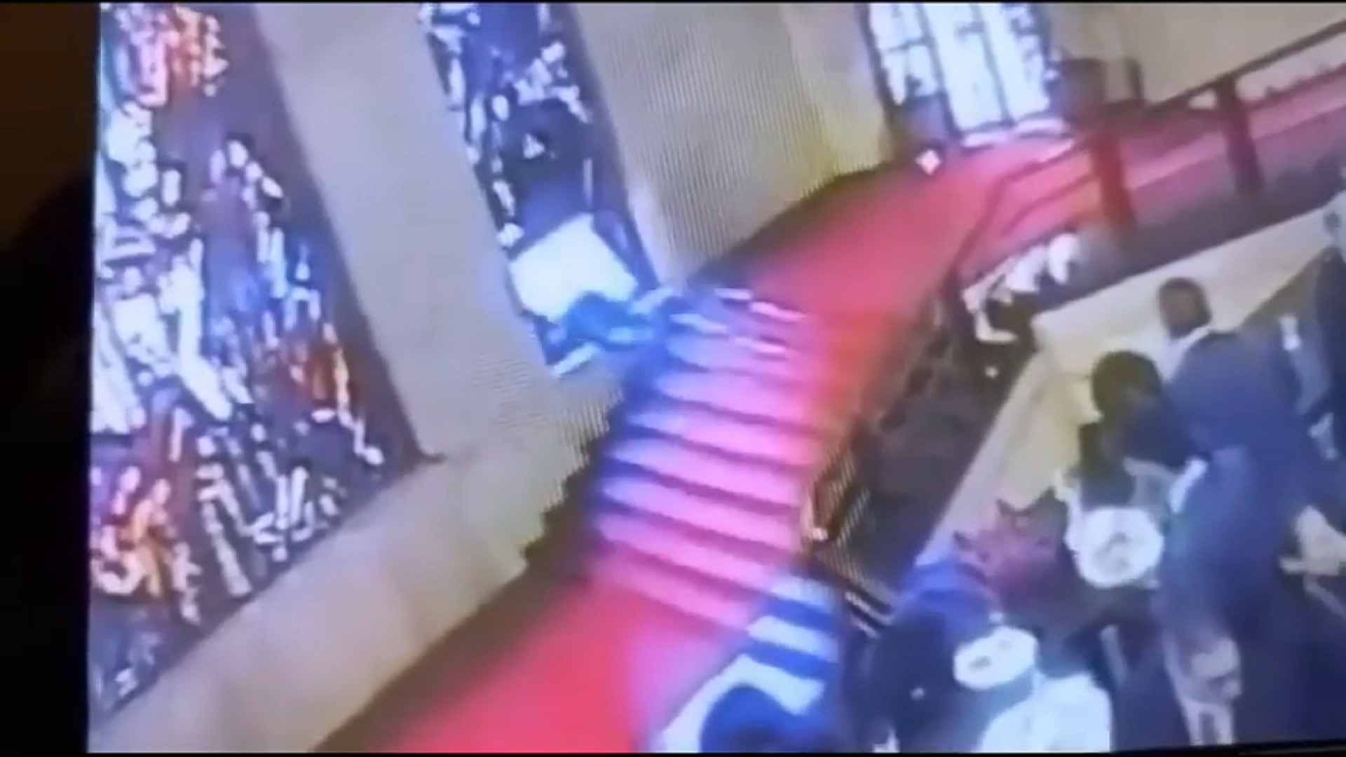 Un politician italian a spart cu capul un vitraliu de 40.000 de euro, după ce s-a împiedicat pe scări. Incidentul, surprins de camere