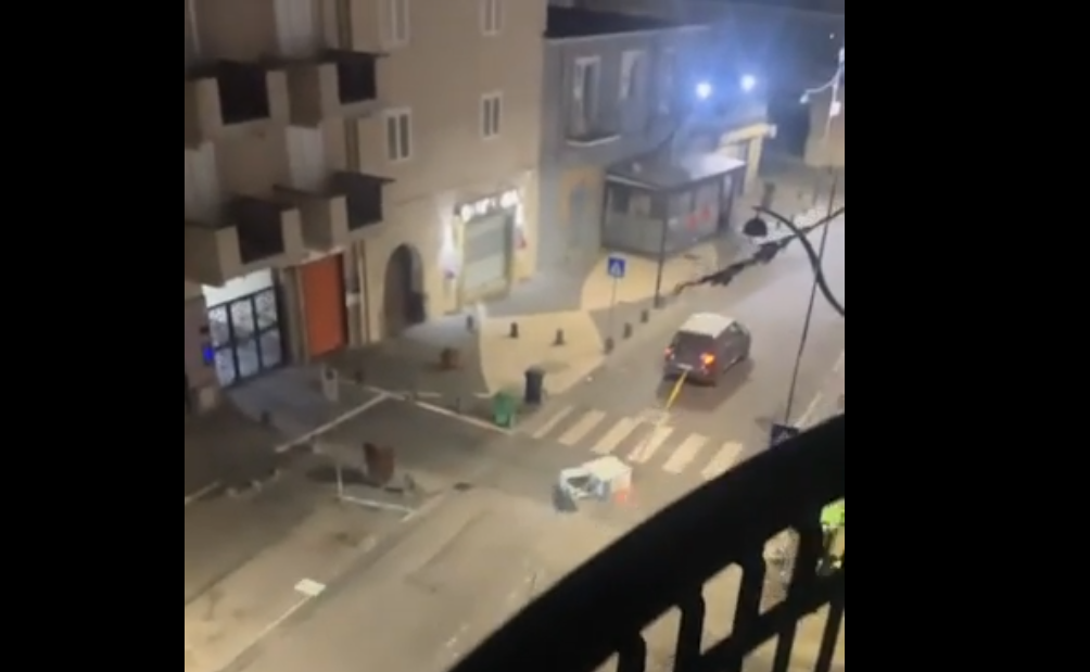 Scene de film pe o stradă din sudul Italiei: Un bancomat tras cu mașina de hoții care l-au furat